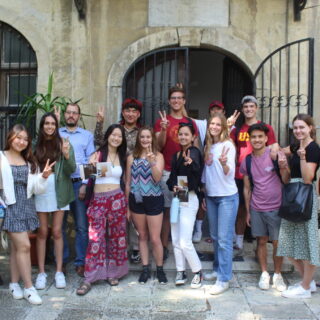A group of USC students posing for a group photo.