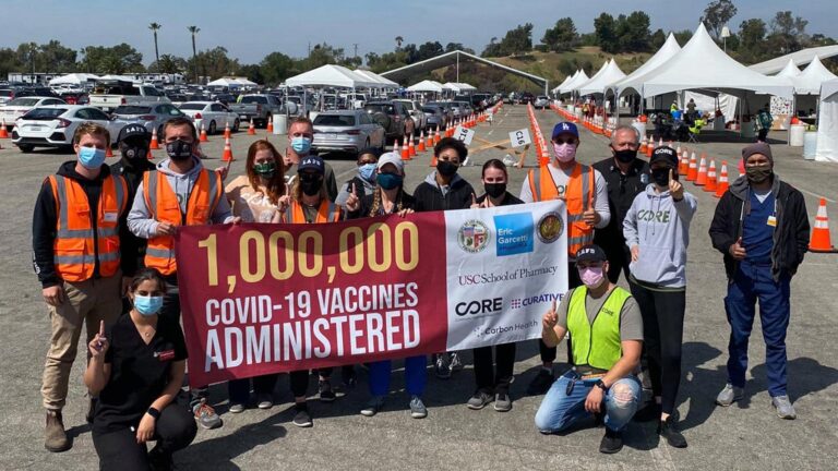 A group of volunteers who worked to give vaccines during the COVID-19 pandemic.