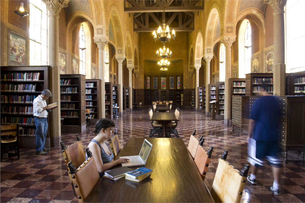 USC students in library